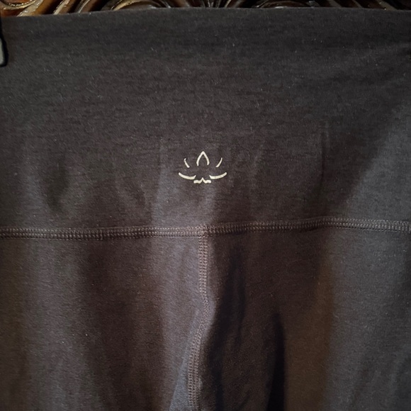 Beyond Yoga Black High-Waisted Cropped Leggings - Picture 4 of 5